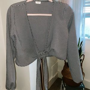 Super cute blouse perfect for spring!